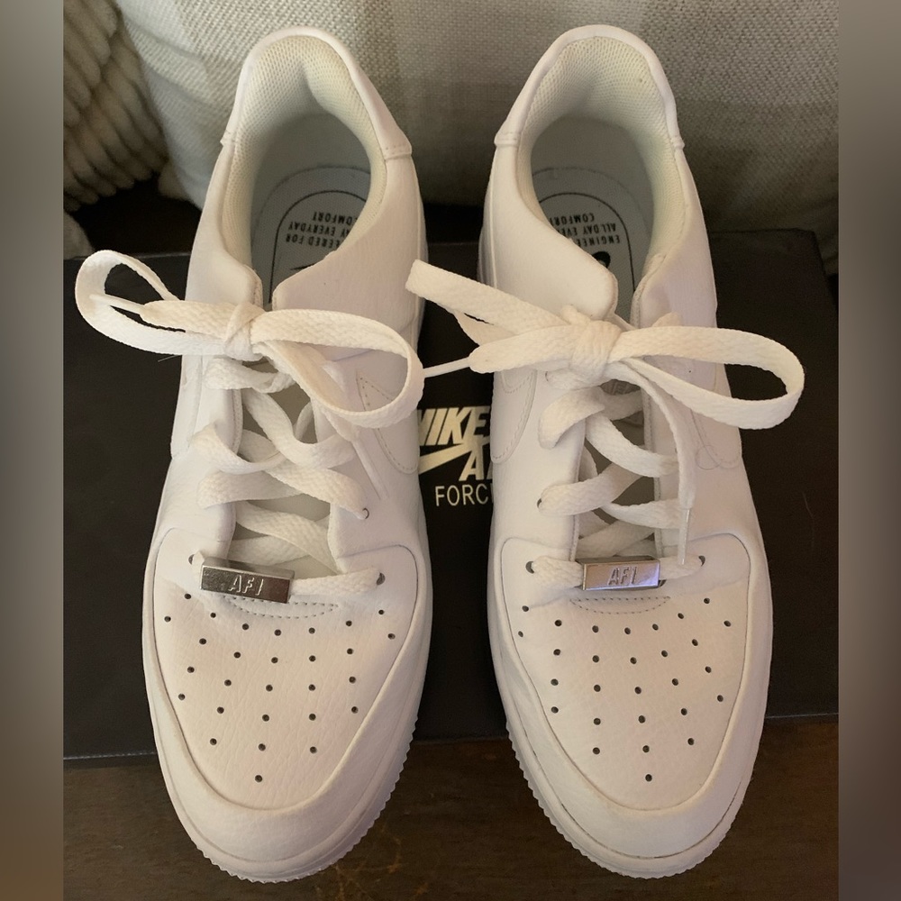 White Air Force 1, Sage Low tennis shoes.